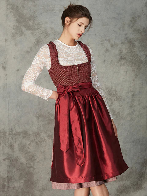 Red mini dirndl: stylish and fashionable at folk festivals